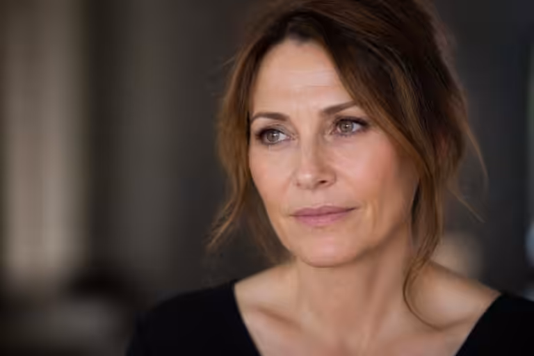 Anne-Elisabeth Blateau (50 ans) ose parler ouvertement de la chirurgie esthétique : « Je redoute de vieillir »
